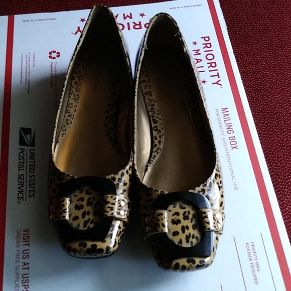 Liz Claiborne leopard print flats 8M $28+belt - Picture 3 of 9